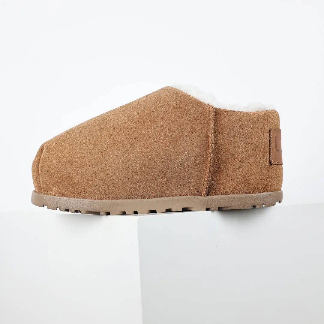 Pick up locally 💰660 Core recommended good price It is a very suitable choice for keeping warm in winter and at home. In the new year, uug has launched a series of styles, which are partial to the preferences of young consumers and have also moved to the forefront of fashion trends. Shoe body material Water-repellent coated suede upper 17mm UGGPURE™ implanted wool insole Lightweight non-slip comfortable rubber outsole With brand LOGO trademark Comes with a full set of packaging Size: 35 36 37 38 39 40